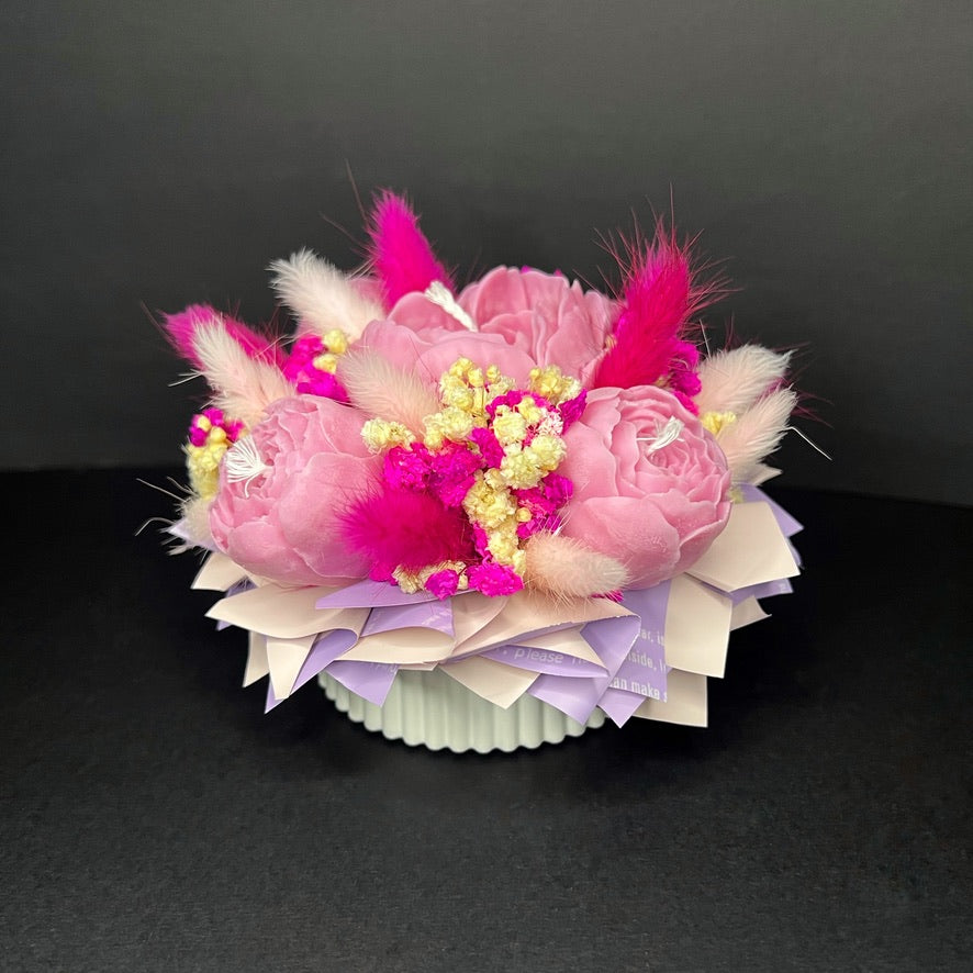 Aranjament floral cu lumânări din ceară de soia, în recipient ceramic – handmade, roz închis, 5 lumânări, Model 01
