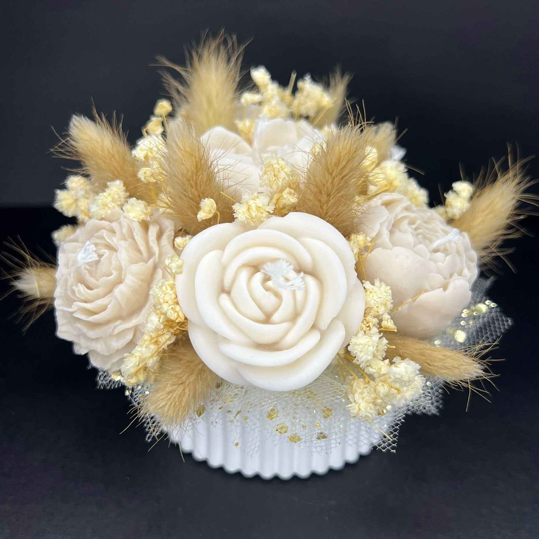 Aranjament floral cu lumânări din ceară de soia, în recipient ceramic – handmade, nude, 7 lumânări, Model 01