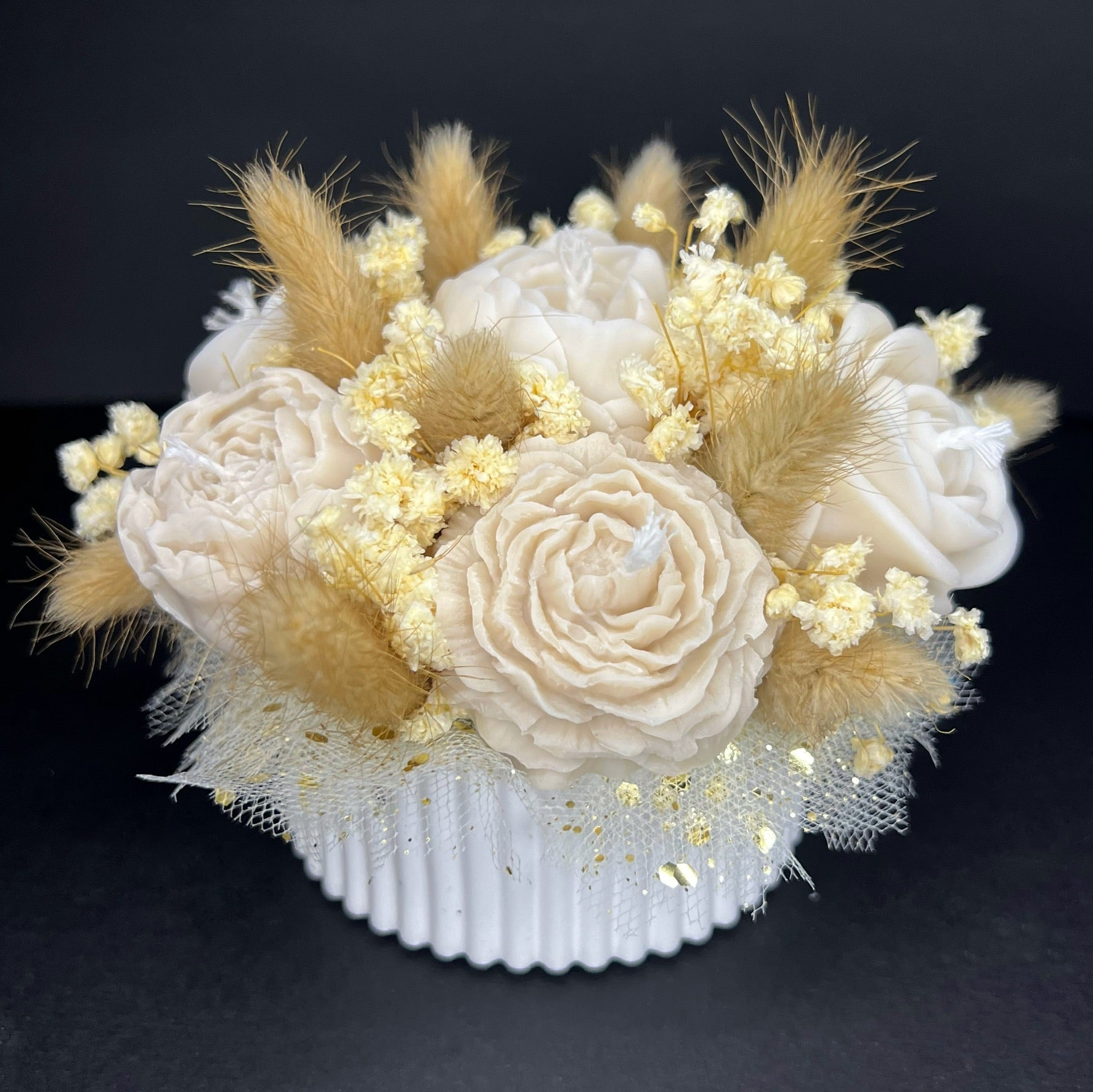 Aranjament floral cu lumânări din ceară de soia, în recipient ceramic – handmade, nude, 7 lumânări, Model 01