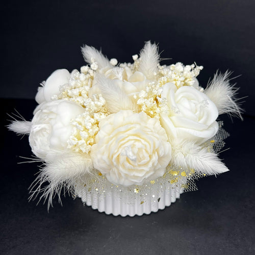 Aranjament floral cu lumânări din ceară de soia, în recipient ceramic – handmade, alb, 7 lumânări, Model 01