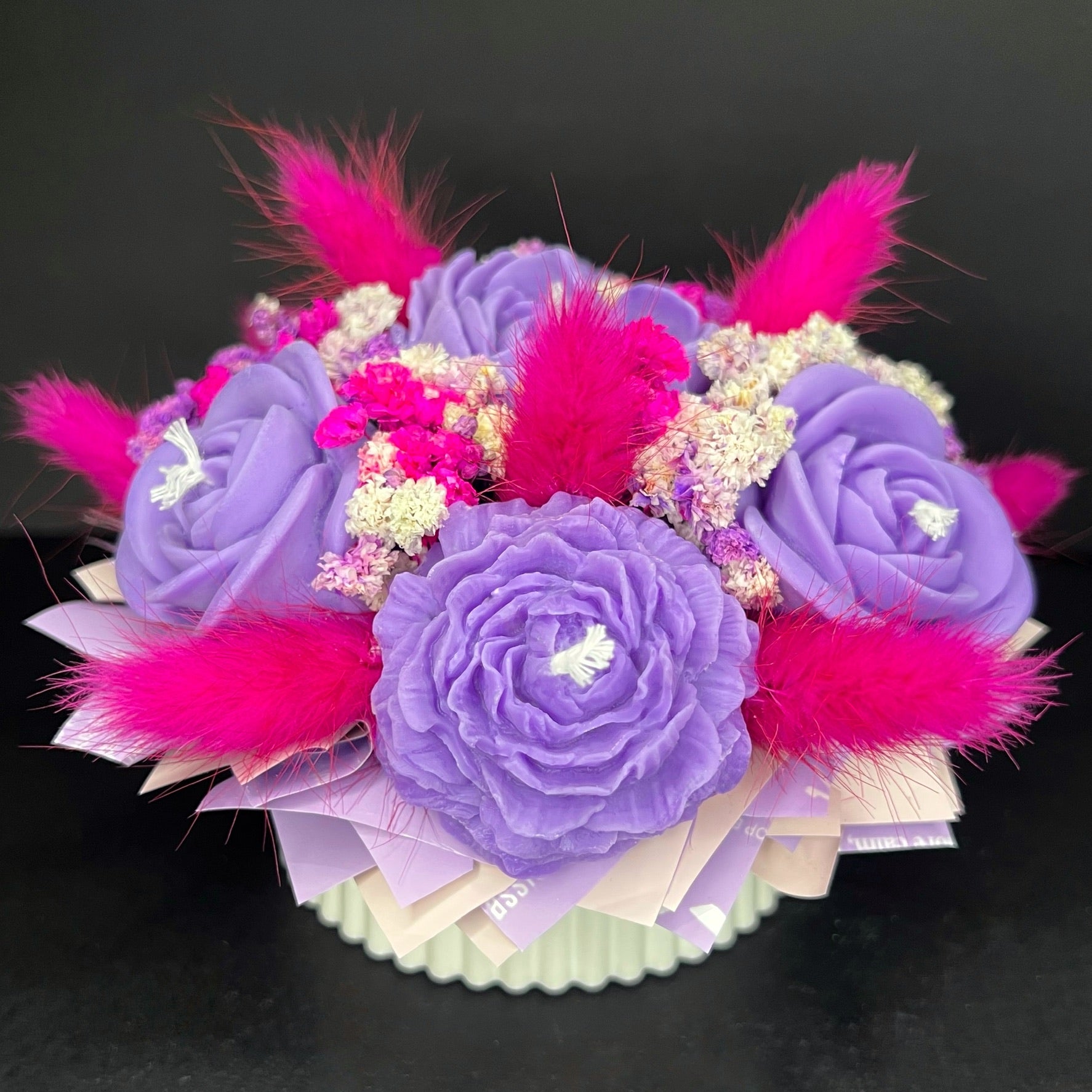 Aranjament floral cu lumânări din ceară de soia, în recipient ceramic – handmade, mov, 7 lumânări, Model 01