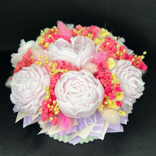 Aranjament floral cu lumânări din ceară de soia, în recipient ceramic – handmade, roz deschis, 7 lumânări, Model 01