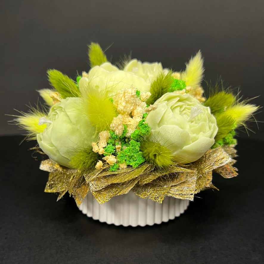 Aranjament floral cu lumânări din ceară de soia, în recipient ceramic – handmade, verde, 5 lumânări, Model 01