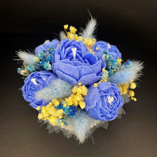 Aranjament floral cu lumânări din ceară de soia, în recipient ceramic – handmade, albastru închis, 5 lumânări, Model 01