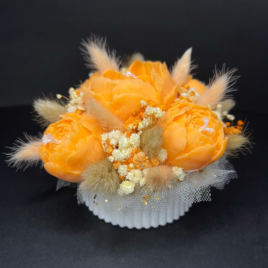 Aranjament floral cu lumânări din ceară de soia, în recipient ceramic – handmade, portocaliu, 5 lumânări, Model 01