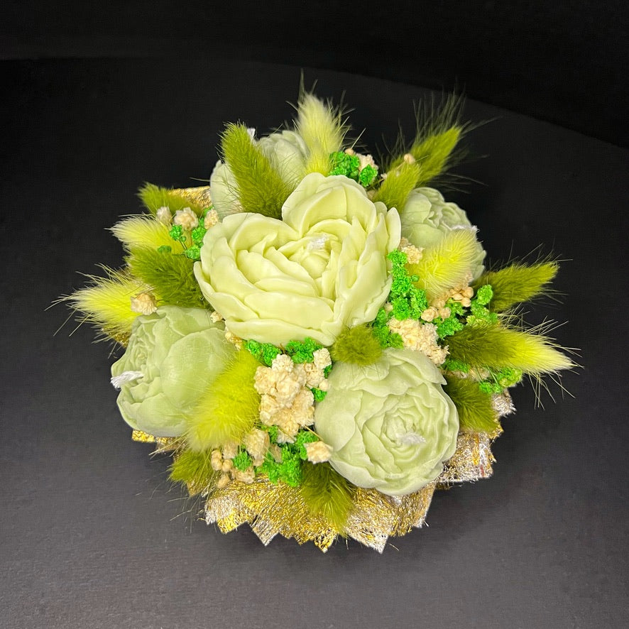 Aranjament floral cu lumânări din ceară de soia, în recipient ceramic – handmade, verde, 5 lumânări, Model 01