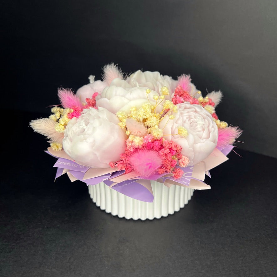 Aranjament floral cu lumânări din ceară de soia, în recipient ceramic – handmade, roz deschis, 5 lumânări, Model 01