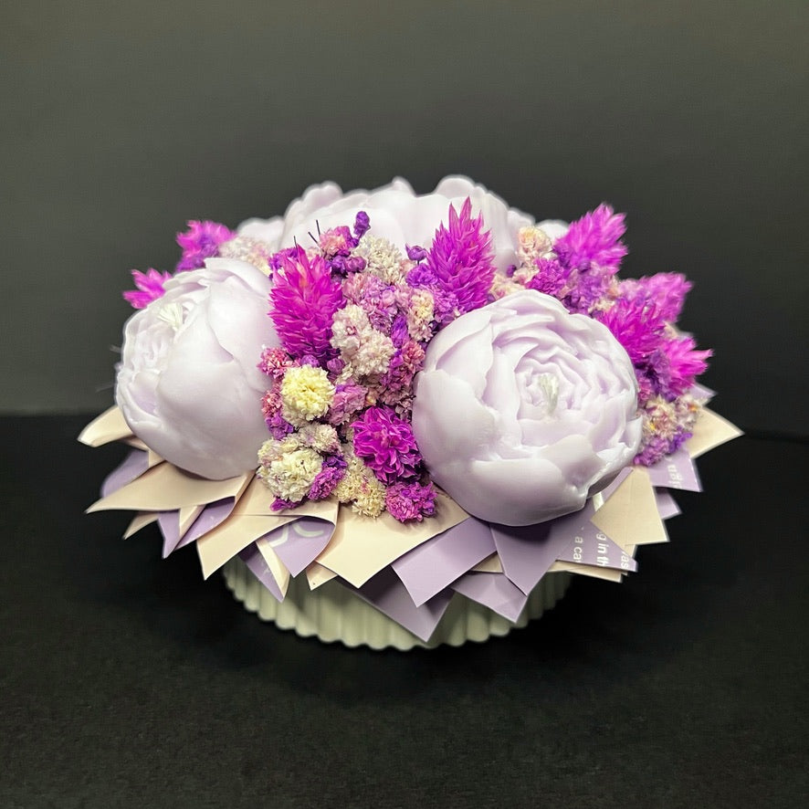 Aranjament floral cu lumânări din ceară de soia, în recipient ceramic – handmade, lila, 5 lumânări, Model 01