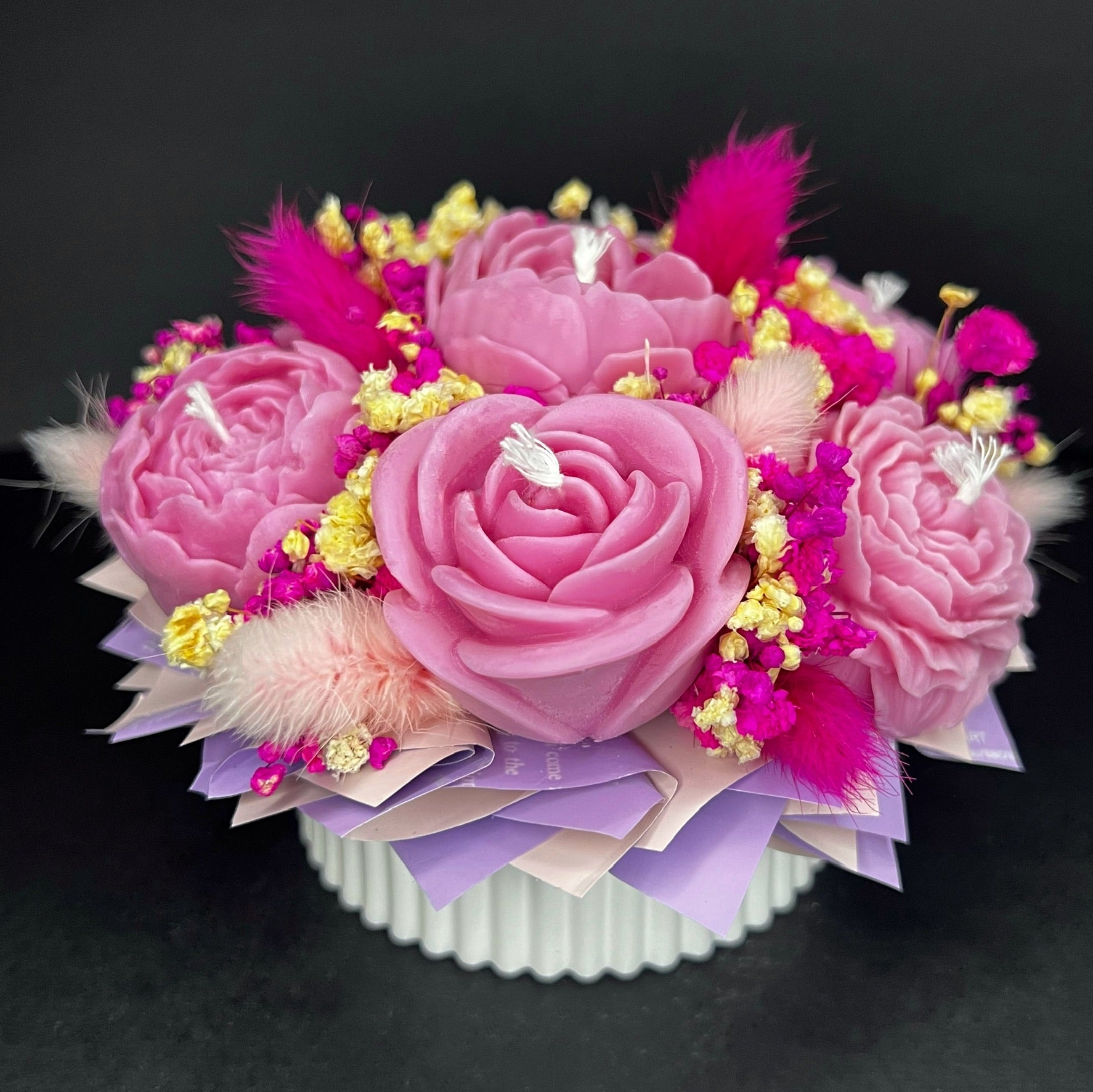 Aranjament floral cu lumânări din ceară de soia, în recipient ceramic – handmade, roz închis, 7 lumânări, Model 01