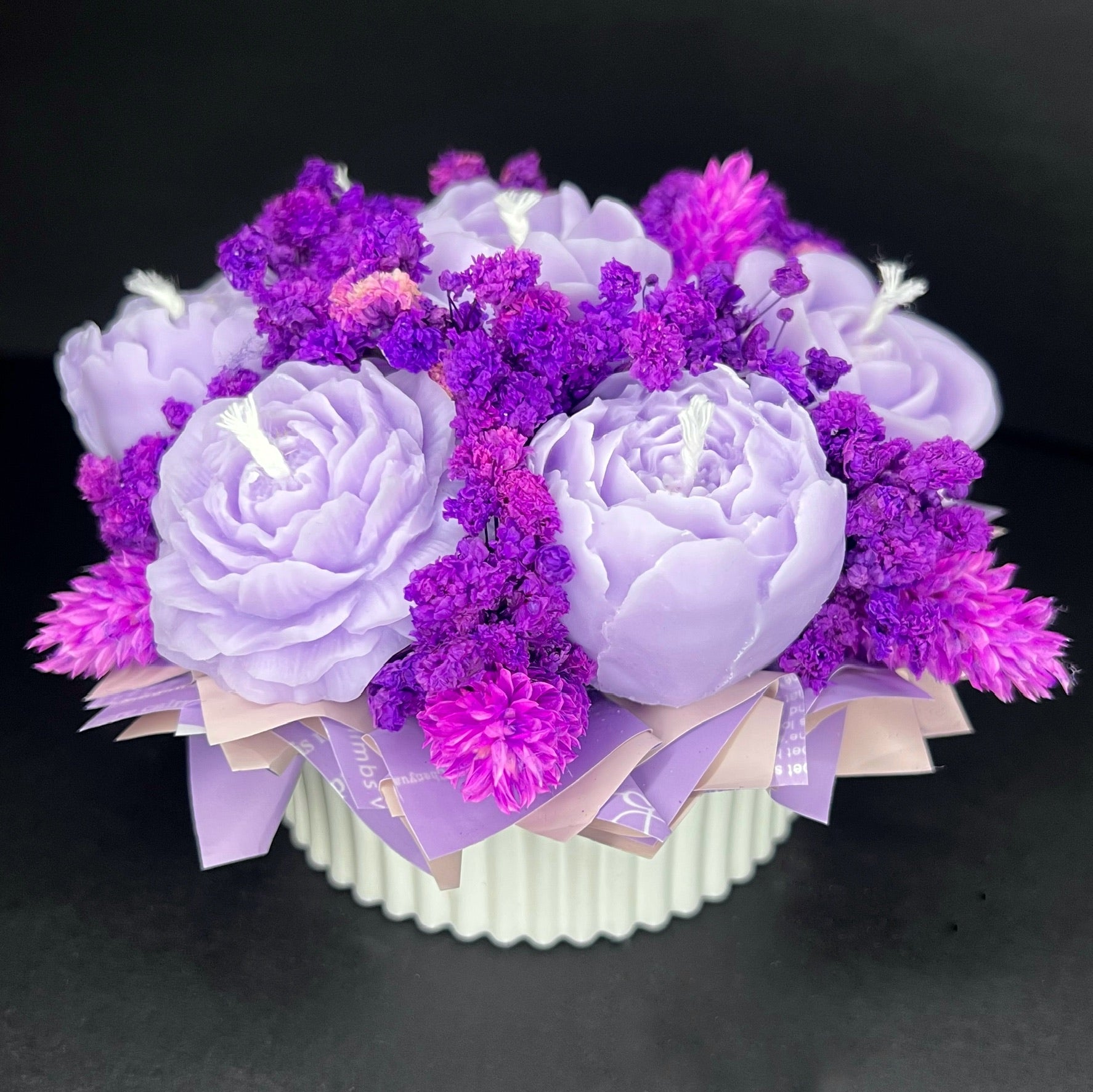 Aranjament floral cu lumânări din ceară de soia, în recipient ceramic – handmade, lila, 7 lumânări, Model 01