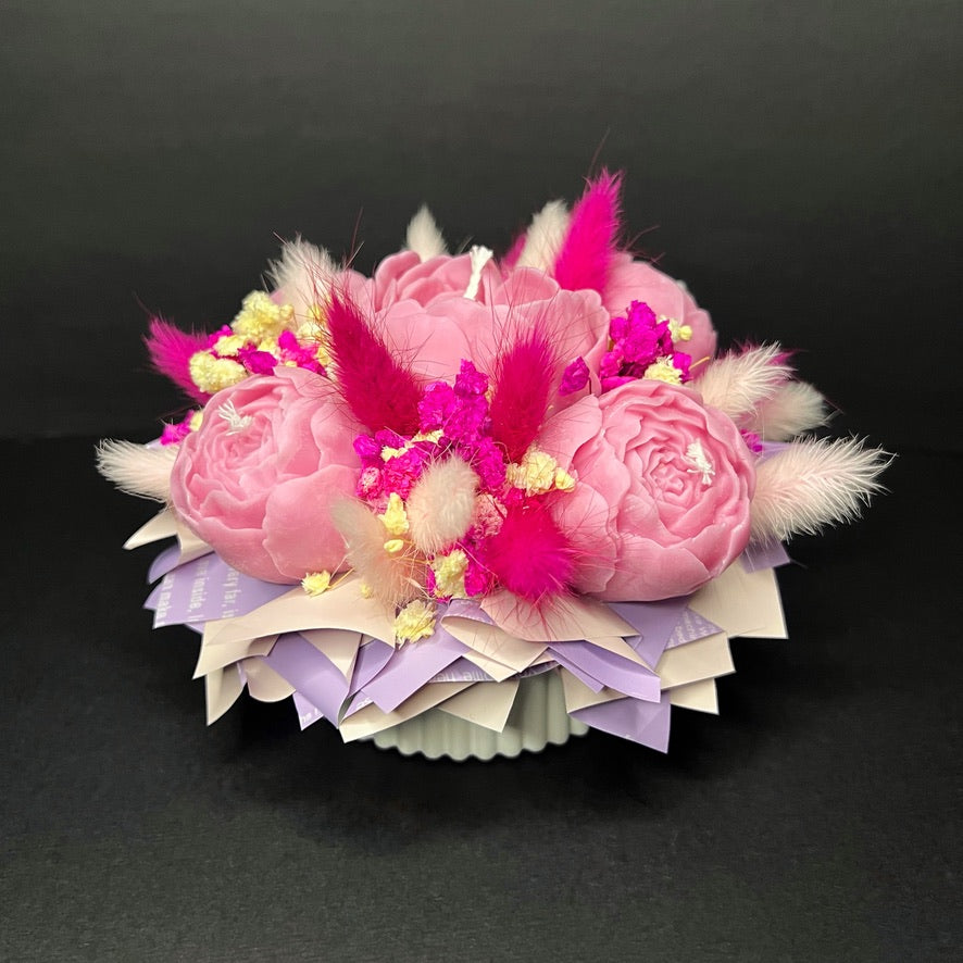 Aranjament floral cu lumânări din ceară de soia, în recipient ceramic – handmade, roz închis, 5 lumânări, Model 01