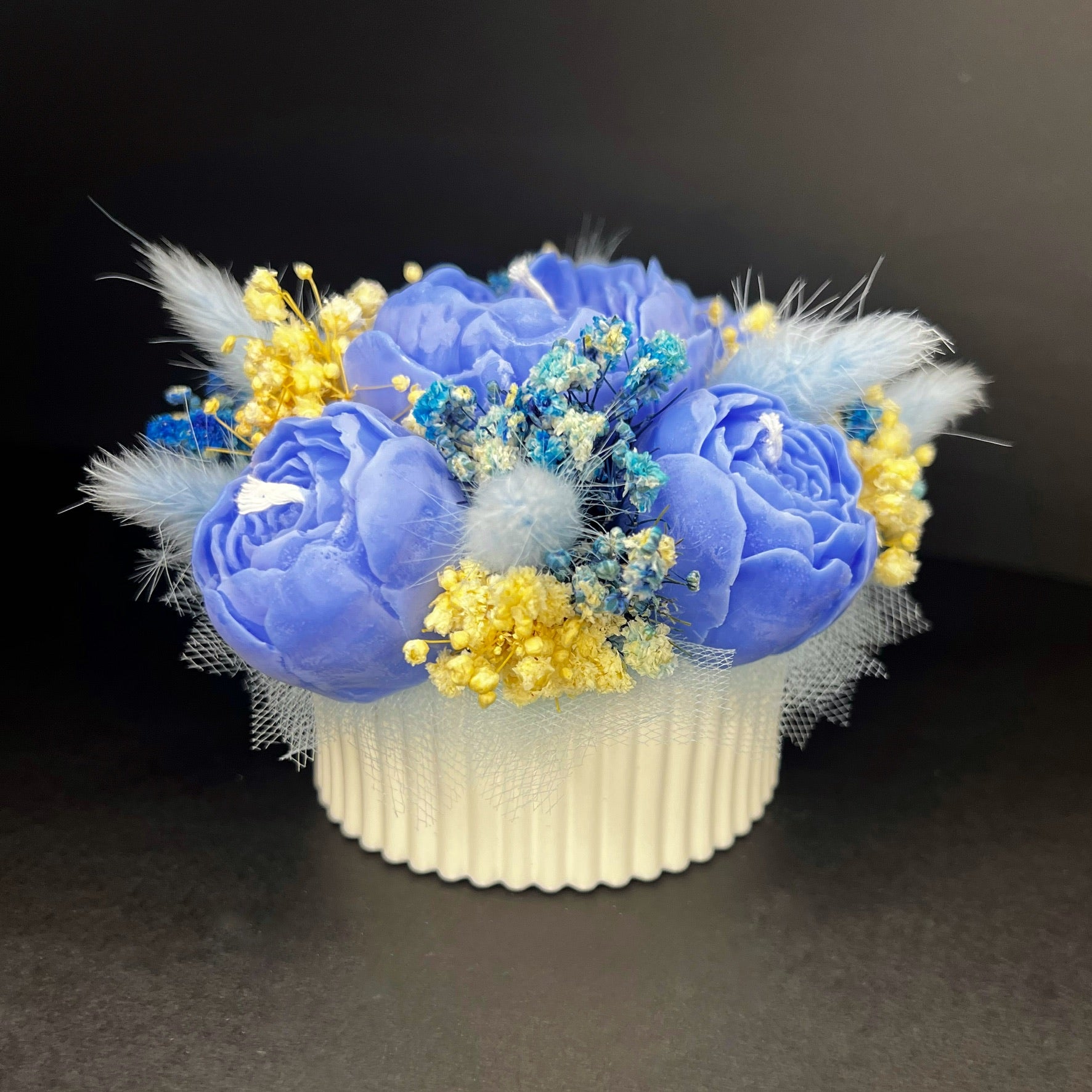 Aranjament floral cu lumânări din ceară de soia, în recipient ceramic – handmade, albastru închis, 5 lumânări, Model 01