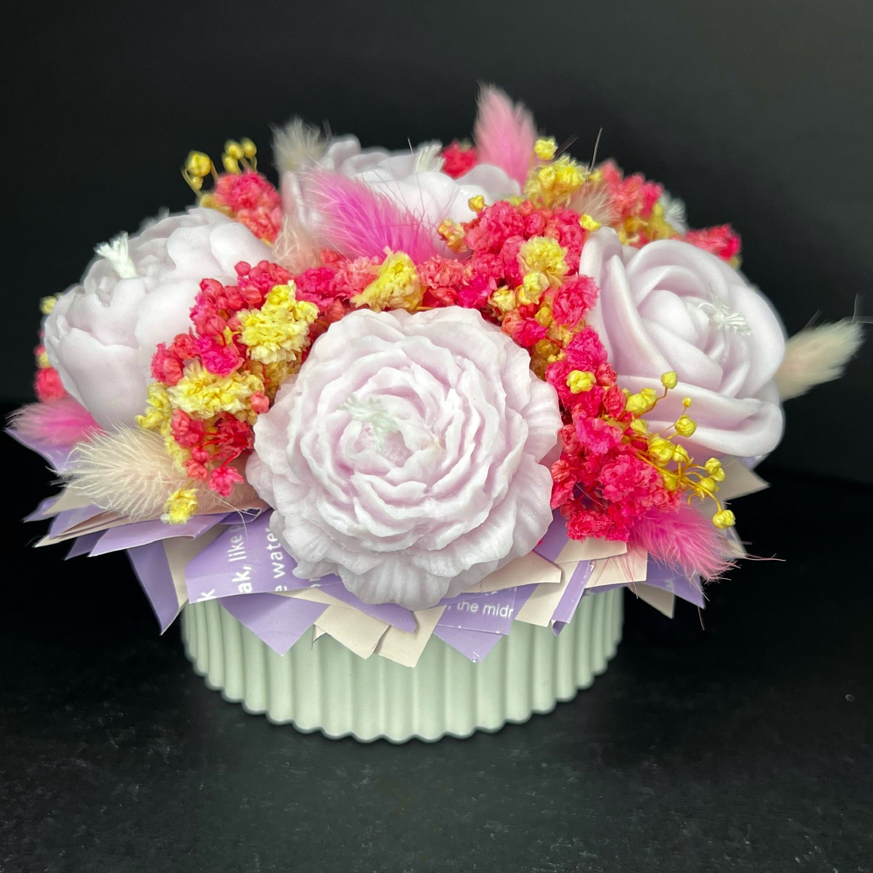 Aranjament floral cu lumânări din ceară de soia, în recipient ceramic – handmade, roz deschis, 7 lumânări, Model 01