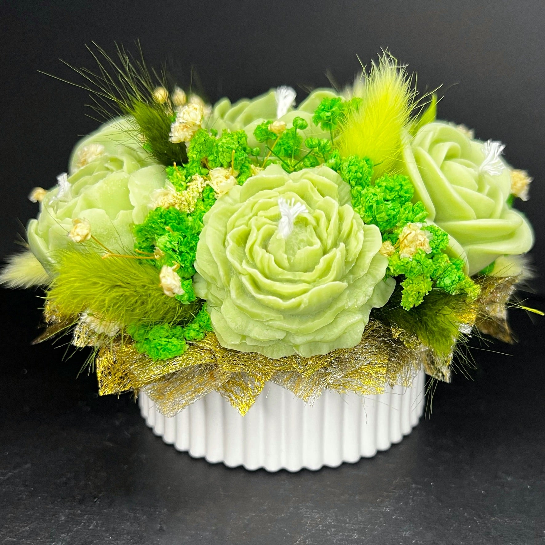 Aranjament floral cu lumânări din ceară de soia, în recipient ceramic – handmade, verde, 7 lumânări, Model 01