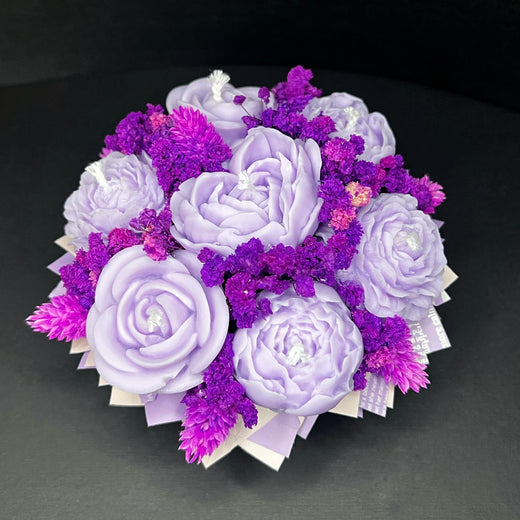 Aranjament floral cu lumânări din ceară de soia, în recipient ceramic – handmade, lila, 7 lumânări, Model 01