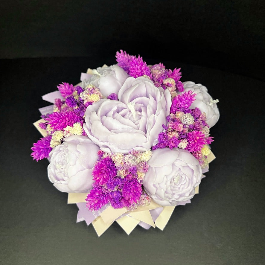 Aranjament floral cu lumânări din ceară de soia, în recipient ceramic – handmade, lila, 5 lumânări, Model 01