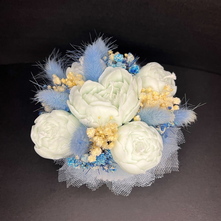 Aranjament floral cu lumânări din ceară de soia, în recipient ceramic – handmade, bleu, 5 lumânări, Model 01