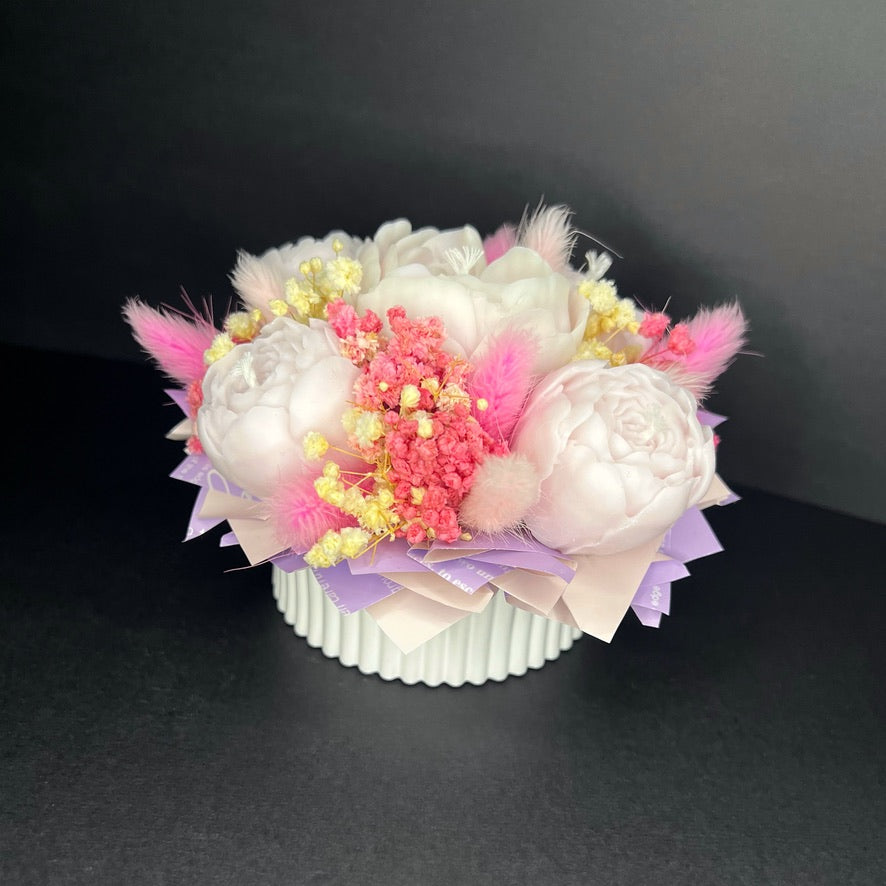Aranjament floral cu lumânări din ceară de soia, în recipient ceramic – handmade, roz deschis, 5 lumânări, Model 01