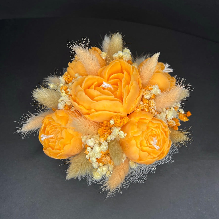 Aranjament floral cu lumânări din ceară de soia, în recipient ceramic – handmade, portocaliu, 5 lumânări, Model 01