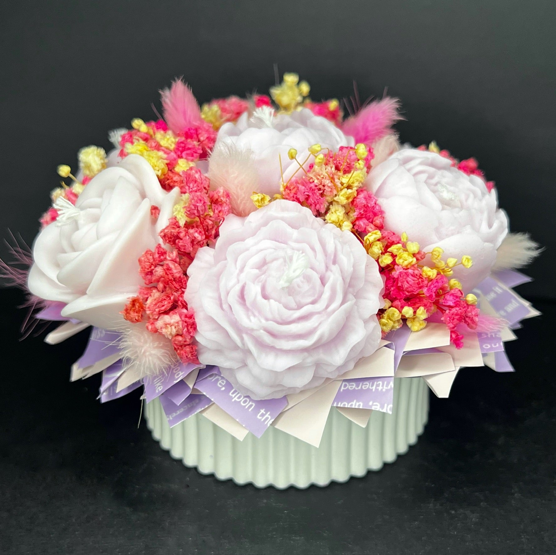 Aranjament floral cu lumânări din ceară de soia, în recipient ceramic – handmade, roz deschis, 7 lumânări, Model 01