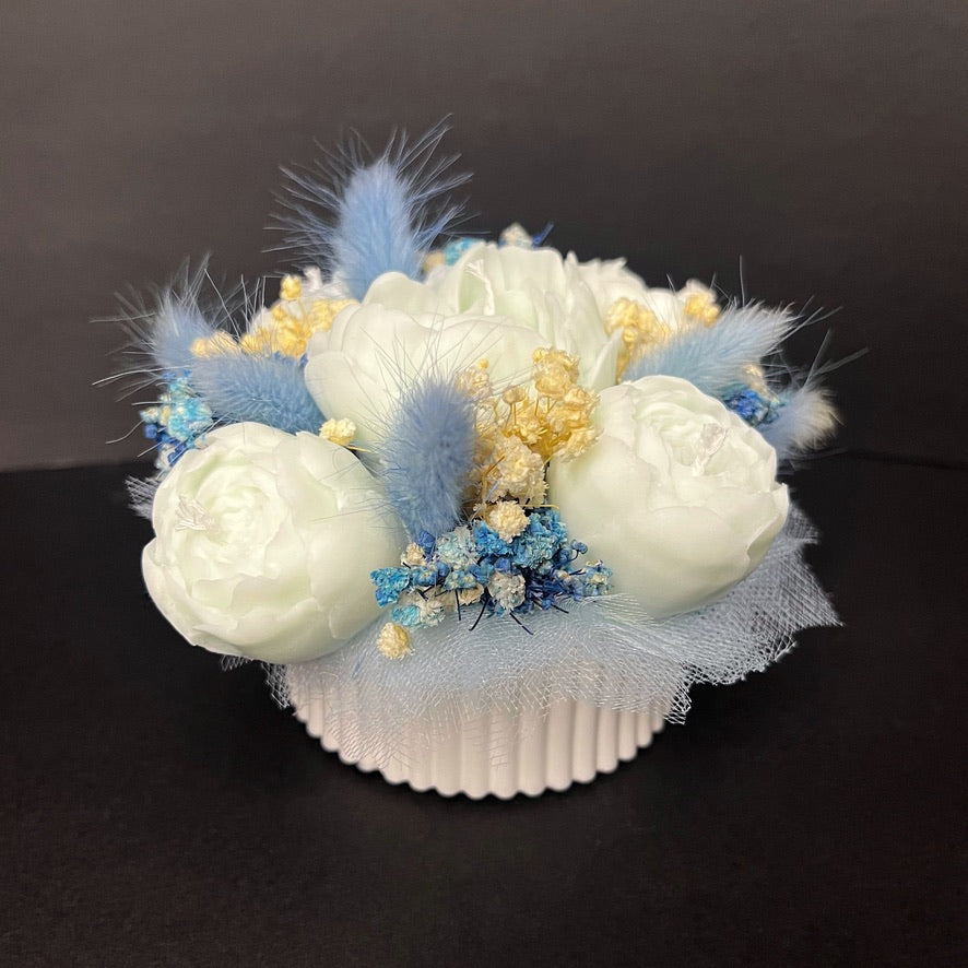 Aranjament floral cu lumânări din ceară de soia, în recipient ceramic – handmade, bleu, 5 lumânări, Model 01