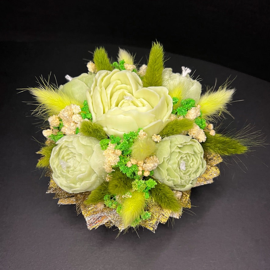 Aranjament floral cu lumânări din ceară de soia, în recipient ceramic – handmade, verde, 5 lumânări, Model 01