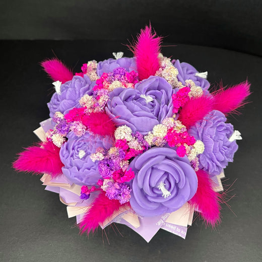 Aranjament floral cu lumânări din ceară de soia, în recipient ceramic – handmade, mov, 7 lumânări, Model 01