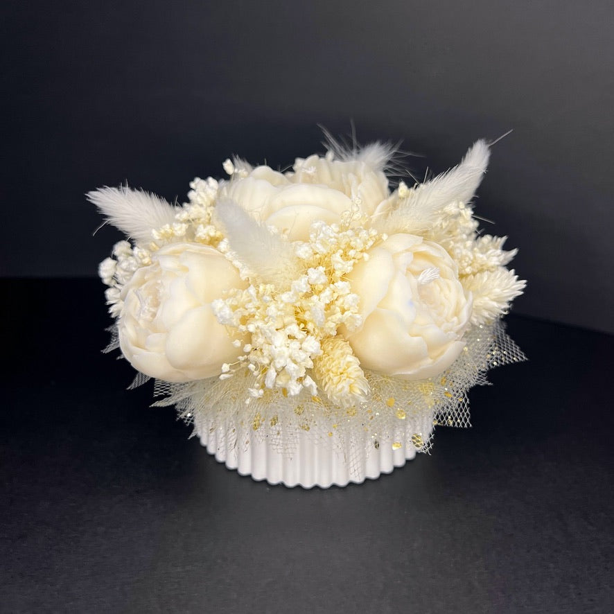 Aranjament floral cu lumânări din ceară de soia, în recipient ceramic – handmade, alb, 5 lumânări, Model 01