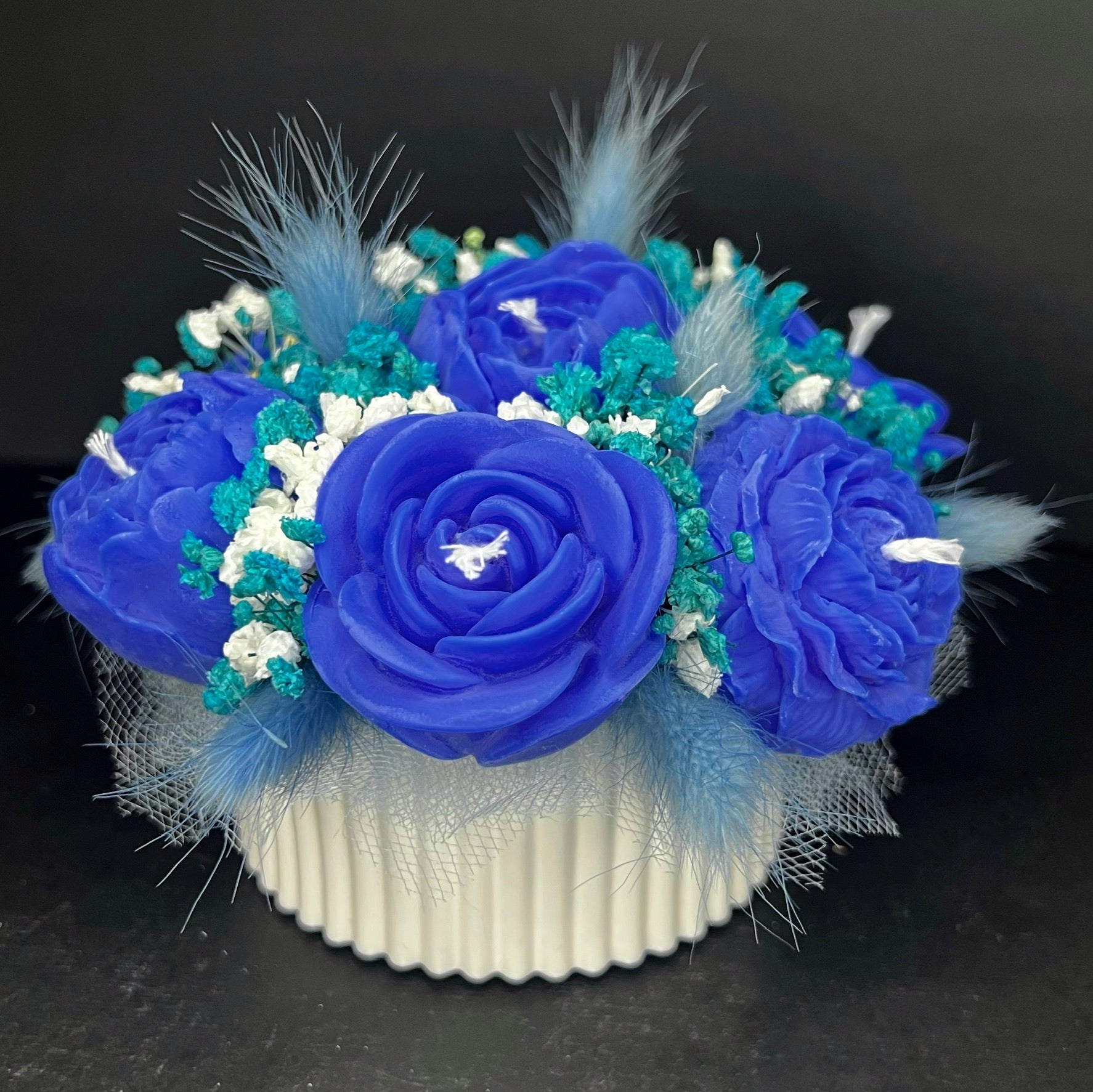 Aranjament floral cu lumânări din ceară de soia, în recipient ceramic – handmade, albastru închis, 7 lumânări, Model 01