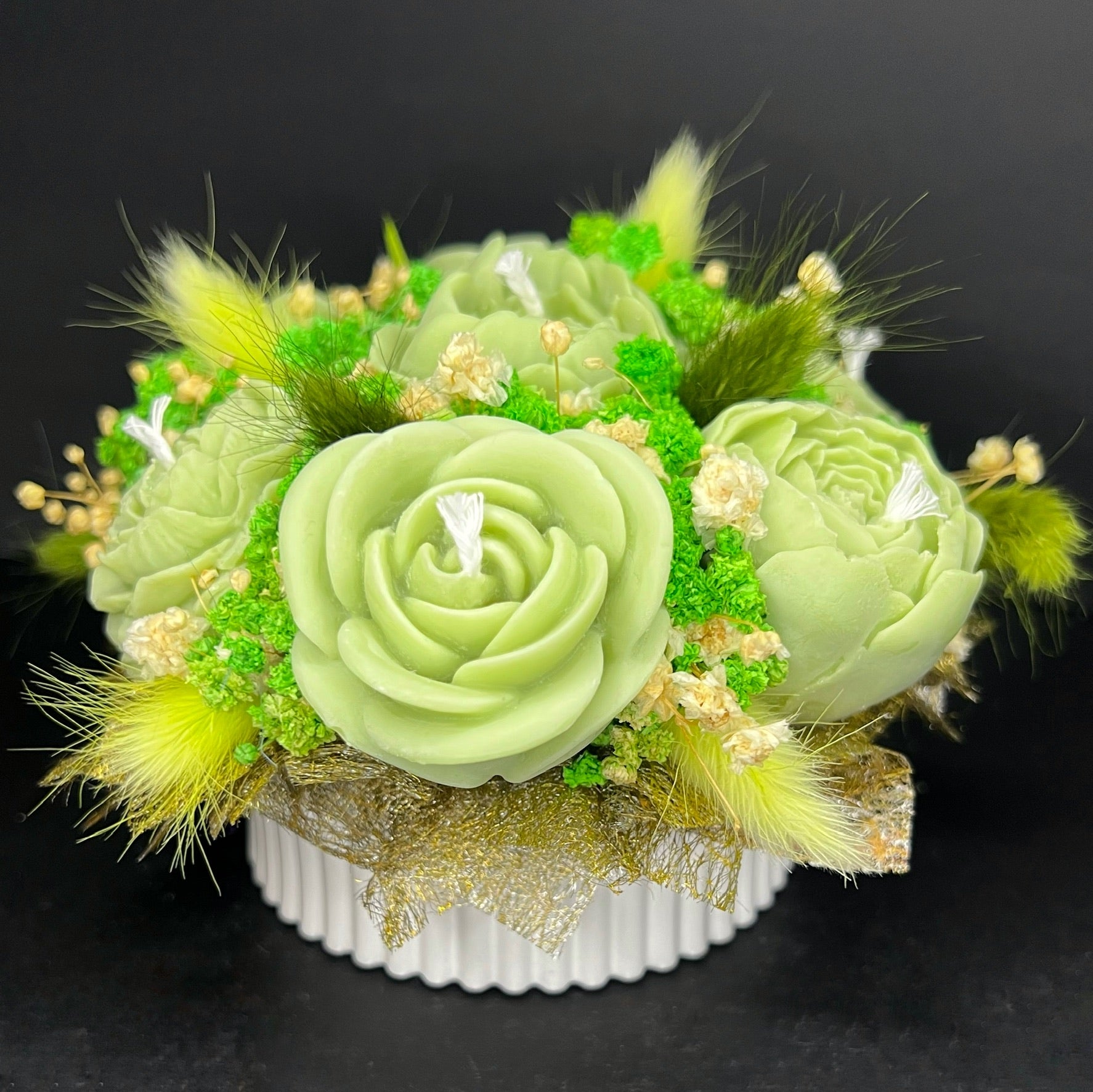 Aranjament floral cu lumânări din ceară de soia, în recipient ceramic – handmade, verde, 7 lumânări, Model 01