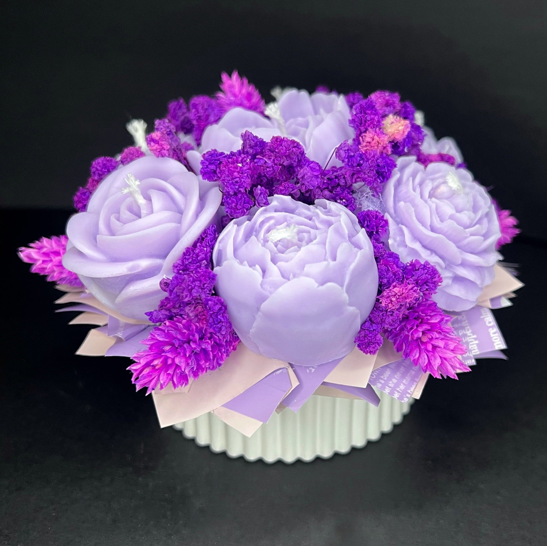Aranjament floral cu lumânări din ceară de soia, în recipient ceramic – handmade, lila, 7 lumânări, Model 01