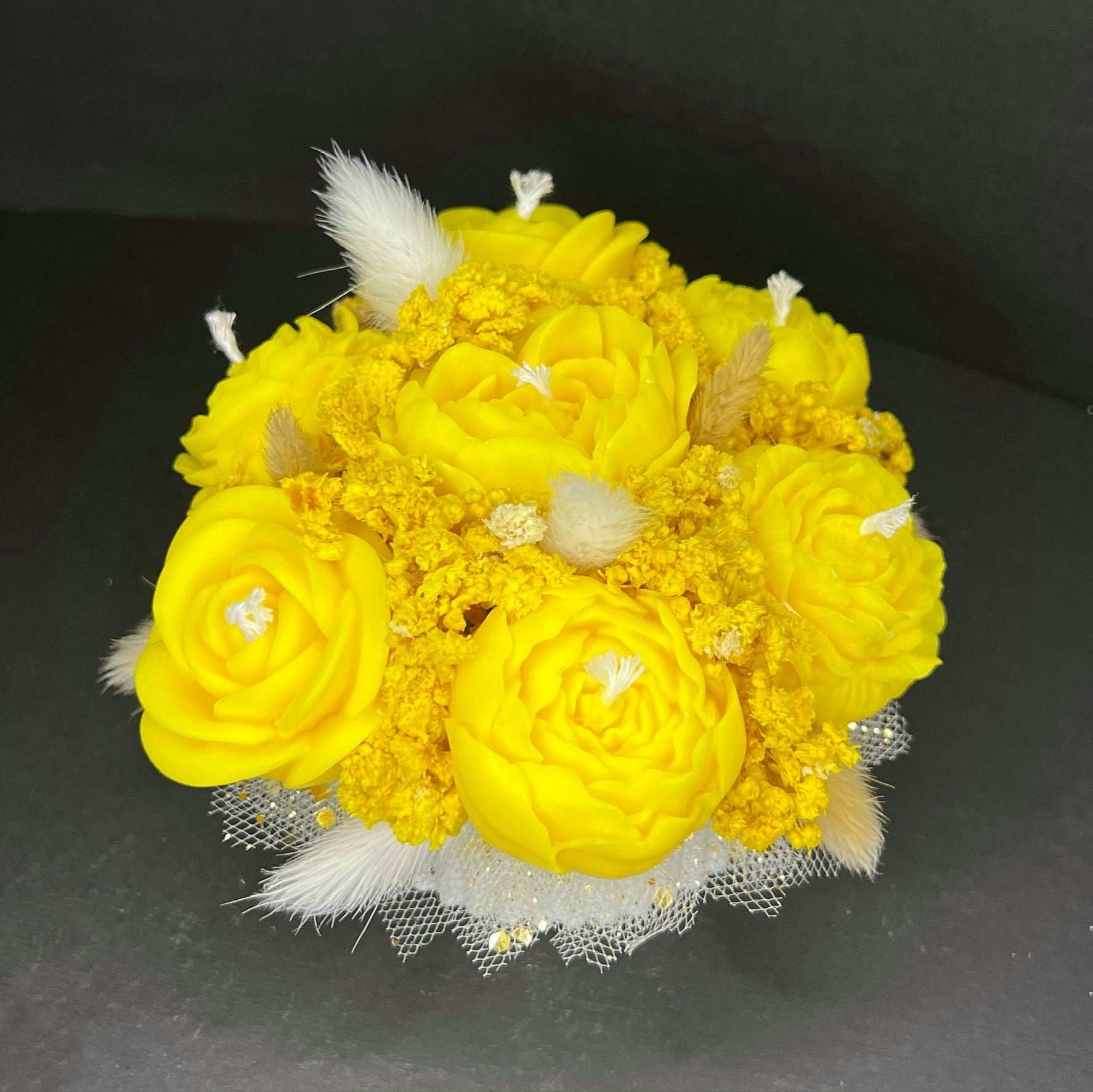 Aranjament floral cu lumânări din ceară de soia, în recipient ceramic – handmade, galben, 7 lumânări, Model 01