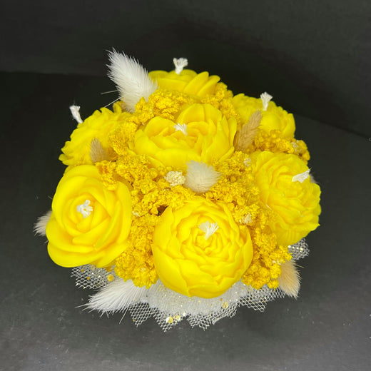 Aranjament floral cu lumânări din ceară de soia, în recipient ceramic – handmade, galben, 7 lumânări, Model 01