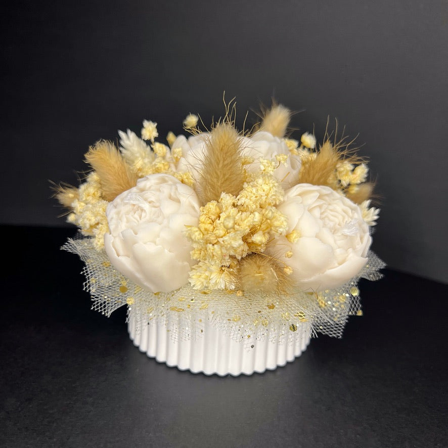 Aranjament floral cu lumânări din ceară de soia, în recipient ceramic – handmade, nude, 5 lumânări, Model 01