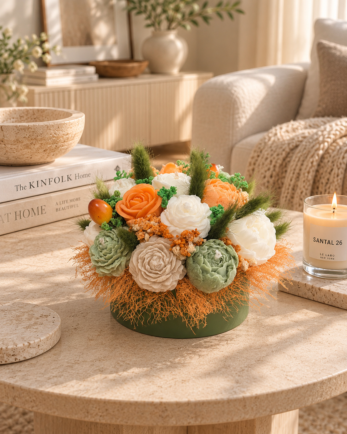 Aranjament floral decorativ cu flori din ceară de soia – tonuri de verde, crem și portocaliu