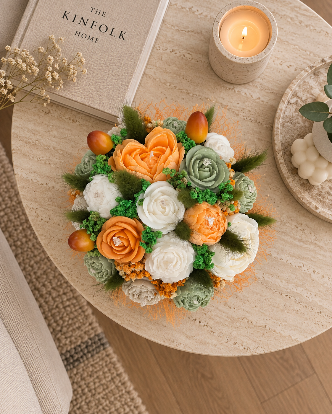 Aranjament floral decorativ cu flori din ceară de soia – tonuri de verde, crem și portocaliu