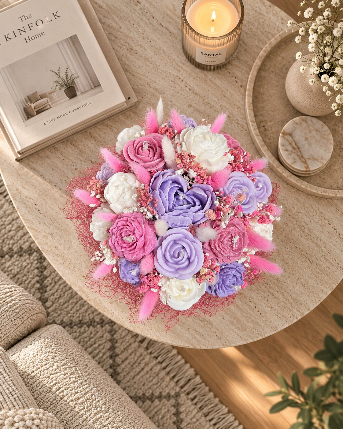 Aranjament floral decorativ cu flori din ceară de soia – tonuri de alb, roz și lila