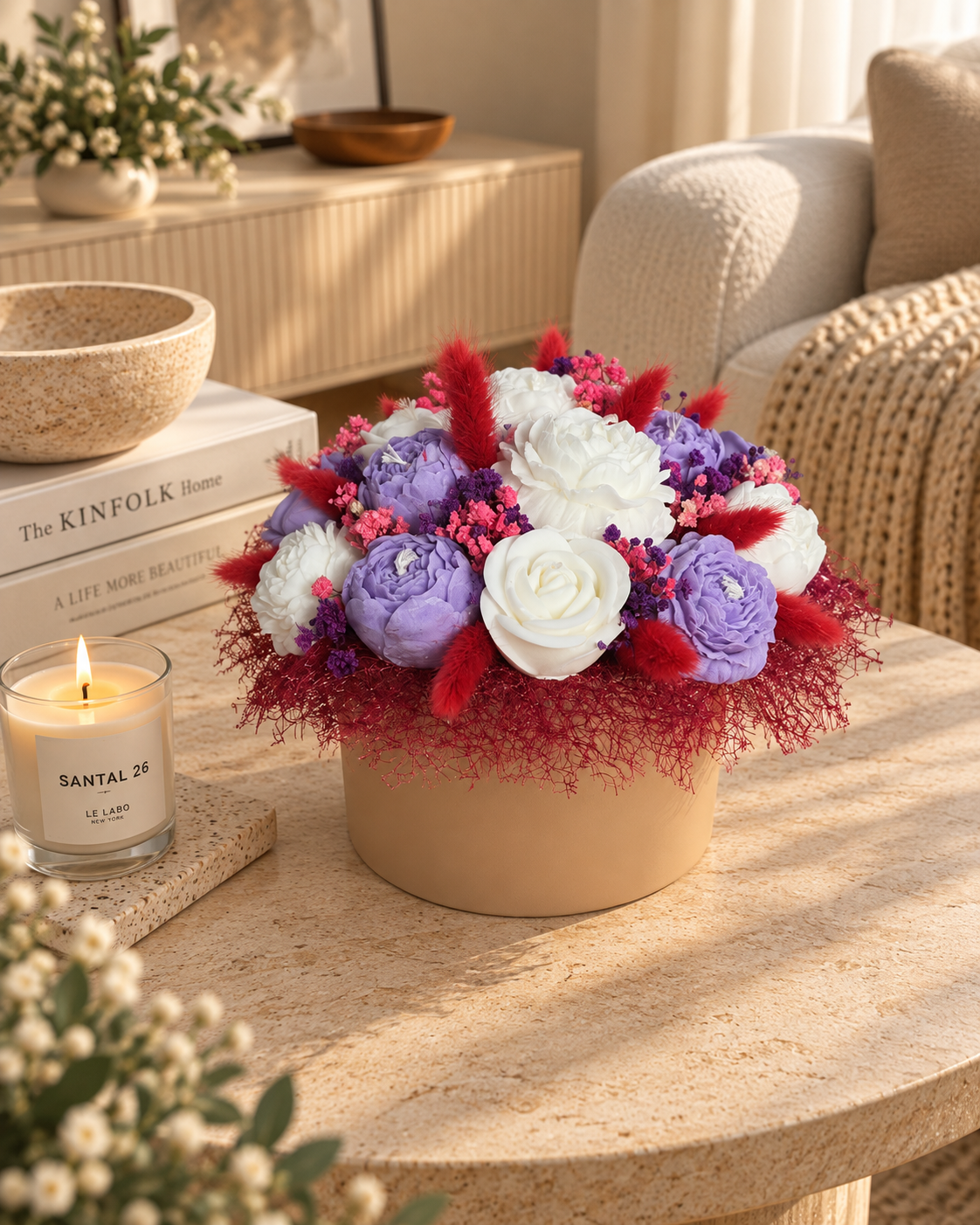 Aranjament floral decorativ cu flori din ceară de soia – tonuri de alb și mov