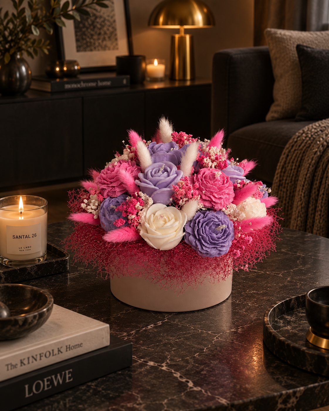 Aranjament floral decorativ cu flori din ceară de soia – tonuri de alb, roz și lila