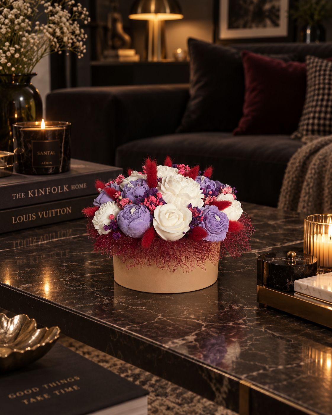 Aranjament floral decorativ cu flori din ceară de soia – tonuri de alb și mov
