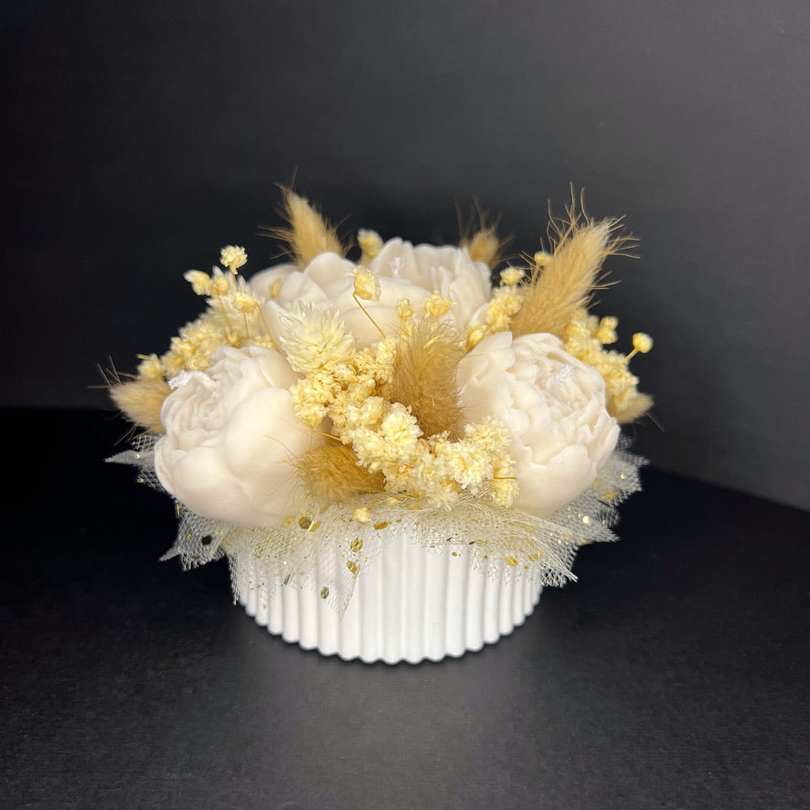 Aranjament floral cu lumânări din ceară de soia, în recipient ceramic – handmade, nude, 5 lumânări, Model 01