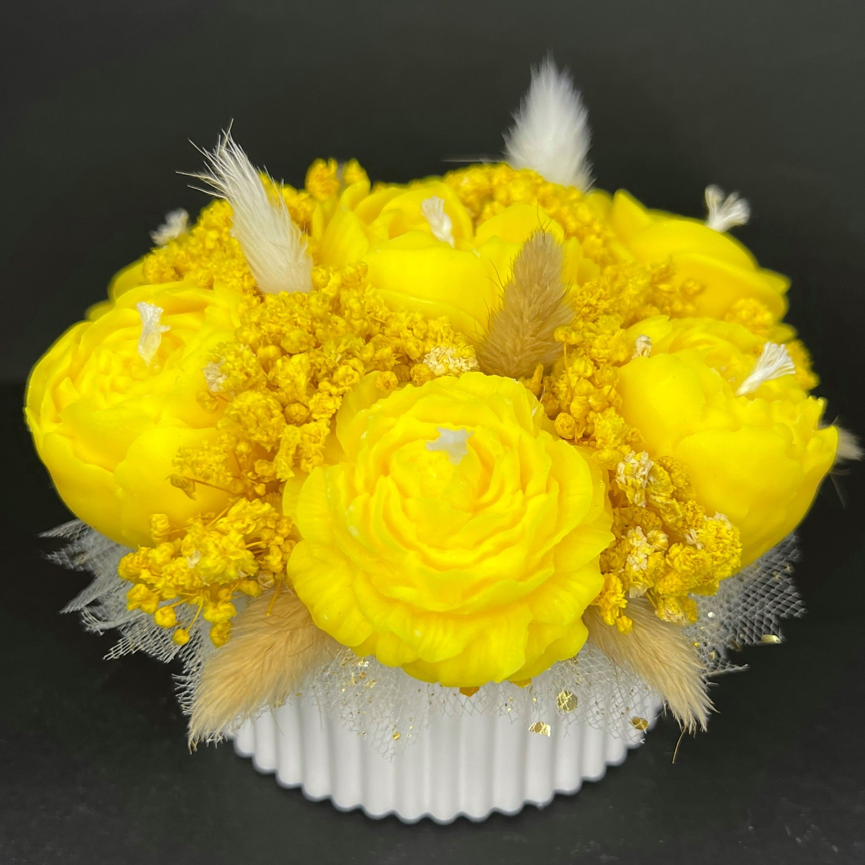 Aranjament floral cu lumânări din ceară de soia, în recipient ceramic – handmade, galben, 7 lumânări, Model 01