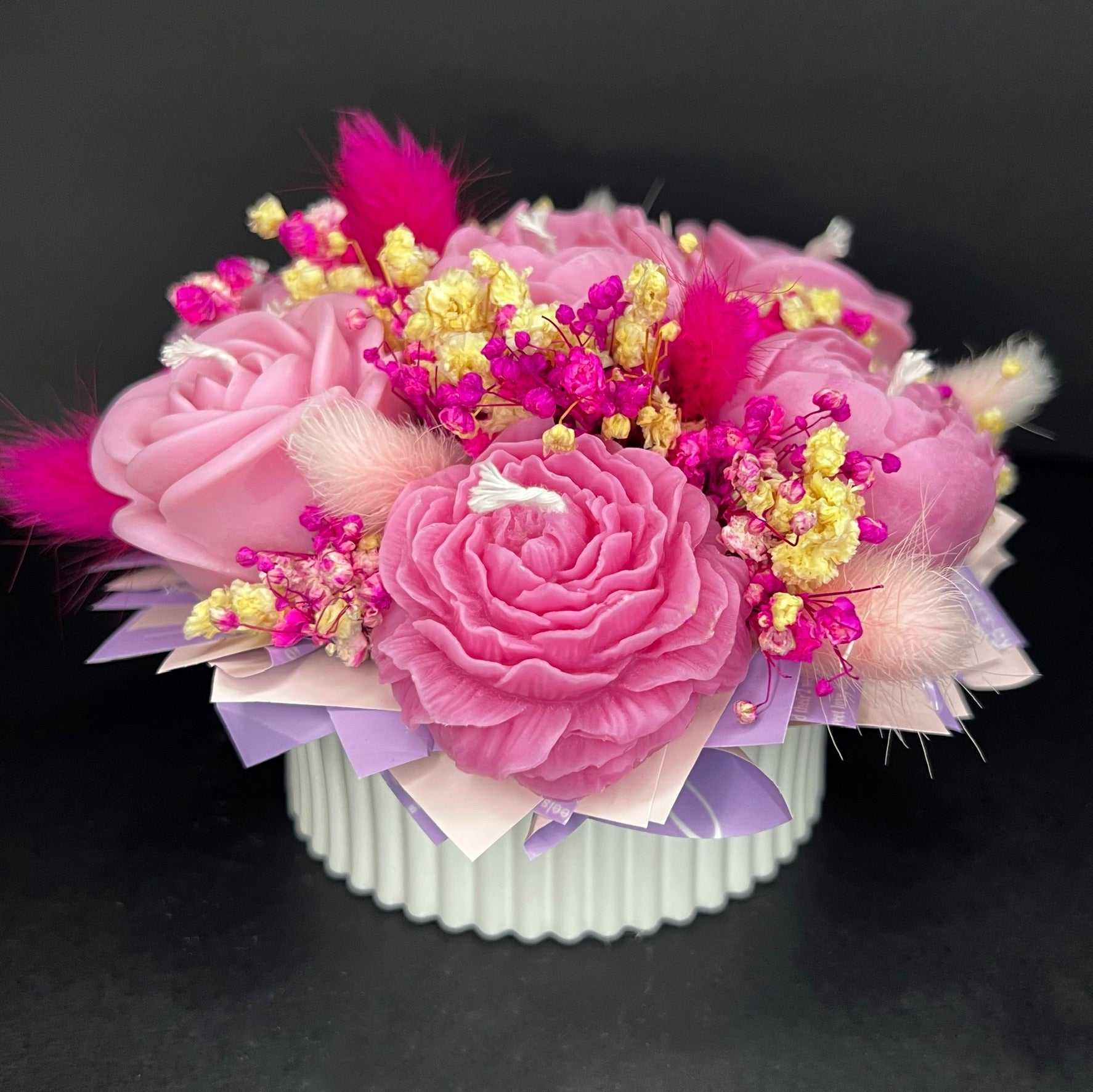 Aranjament floral cu lumânări din ceară de soia, în recipient ceramic – handmade, roz închis, 7 lumânări, Model 01