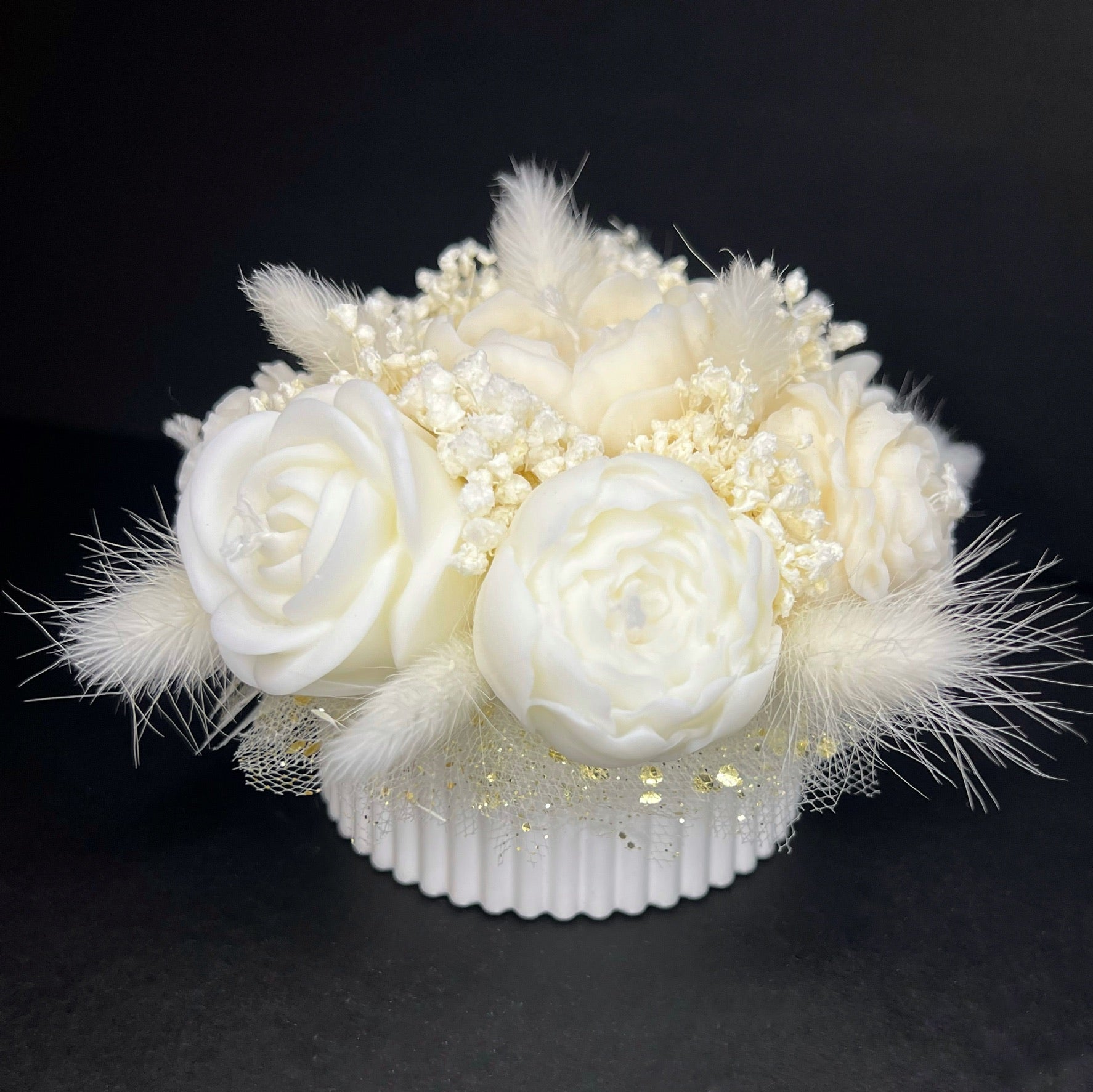 Aranjament floral cu lumânări din ceară de soia, în recipient ceramic – handmade, alb, 7 lumânări, Model 01