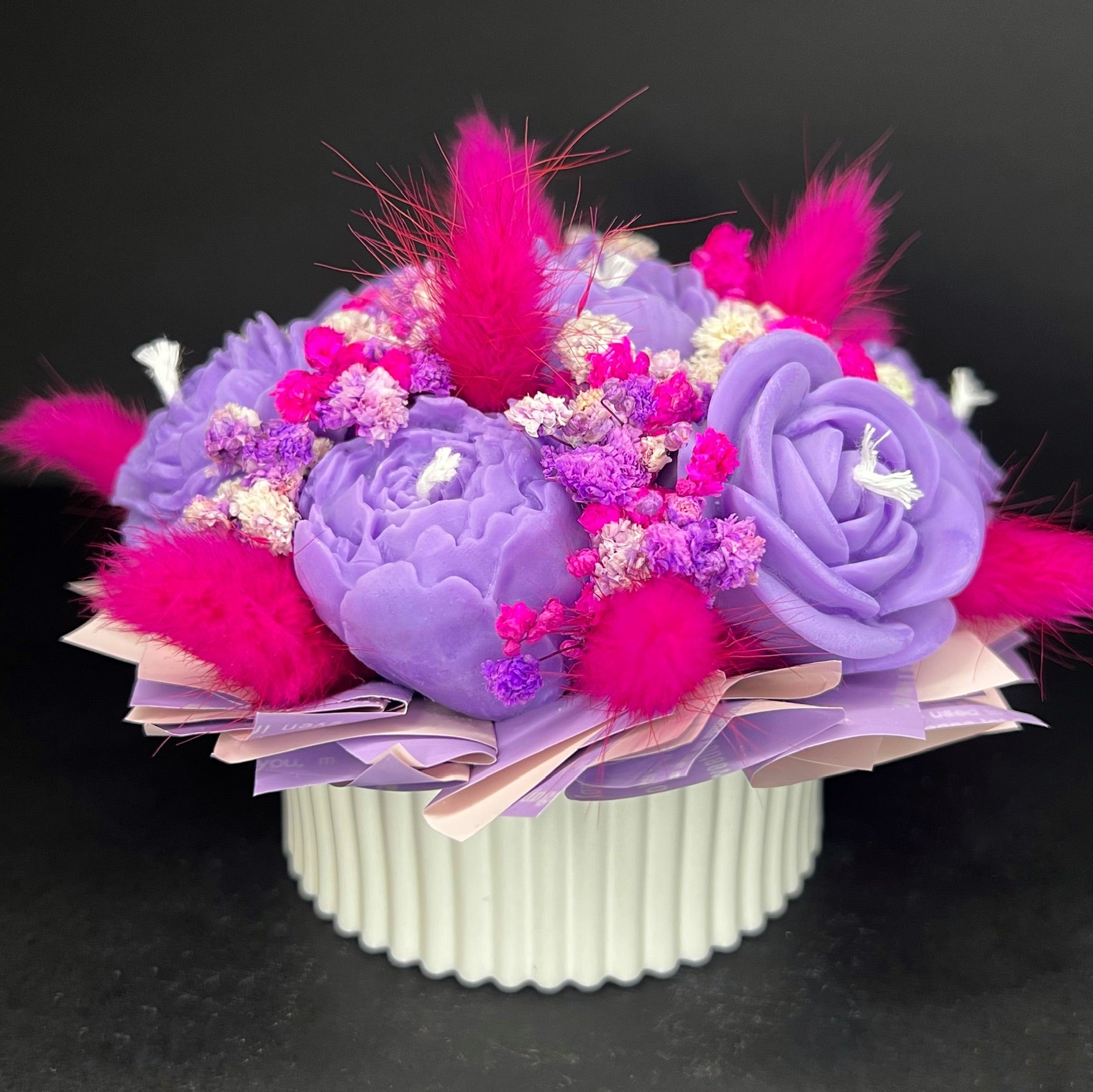 Aranjament floral cu lumânări din ceară de soia, în recipient ceramic – handmade, mov, 7 lumânări, Model 01