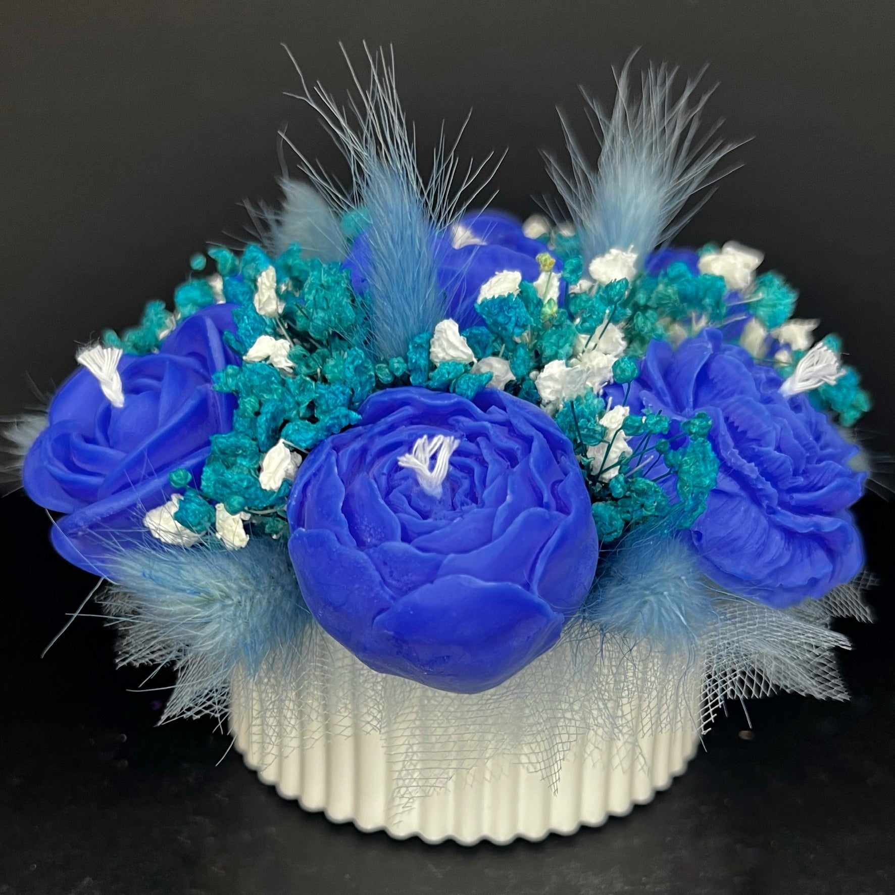 Aranjament floral cu lumânări din ceară de soia, în recipient ceramic – handmade, albastru închis, 7 lumânări, Model 01