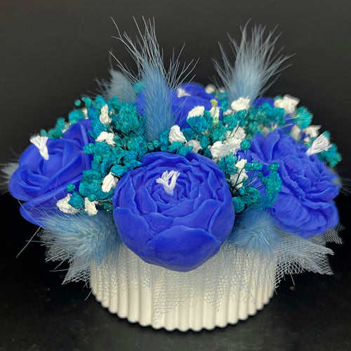 Aranjament floral cu lumânări din ceară de soia, în recipient ceramic – handmade, albastru închis, 7 lumânări, Model 01