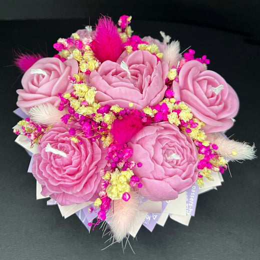 Aranjament floral cu lumânări din ceară de soia, în recipient ceramic – handmade, roz închis, 7 lumânări, Model 01