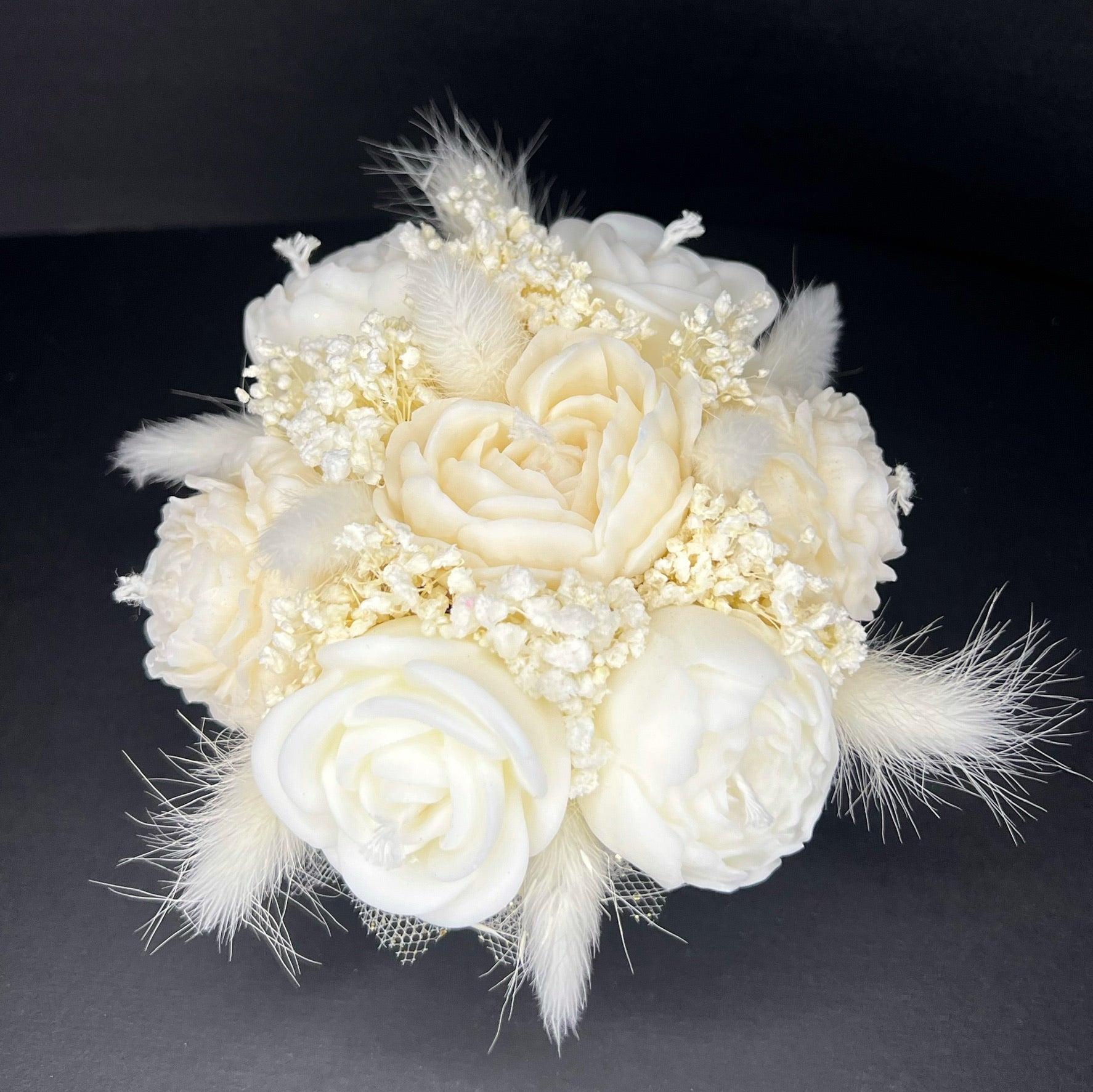 Aranjament floral cu lumânări din ceară de soia, în recipient ceramic – handmade, alb, 7 lumânări, Model 01