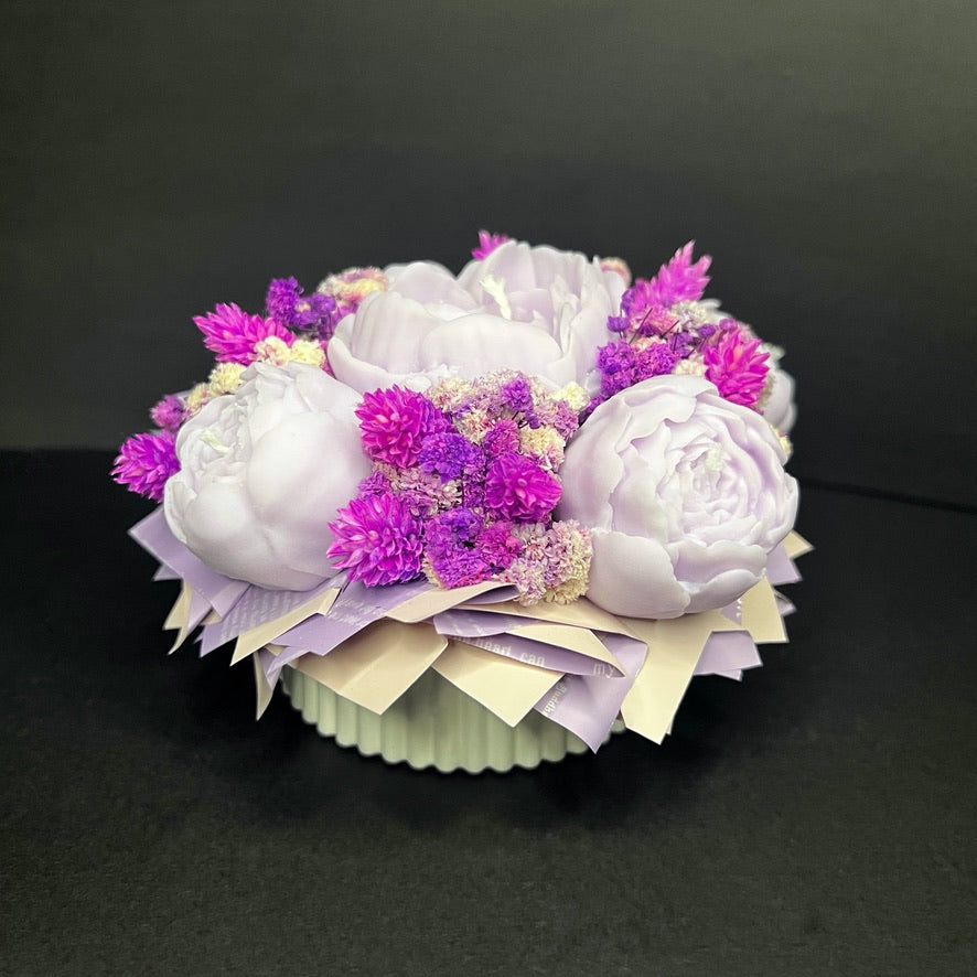 Aranjament floral cu lumânări din ceară de soia, în recipient ceramic – handmade, lila, 5 lumânări, Model 01